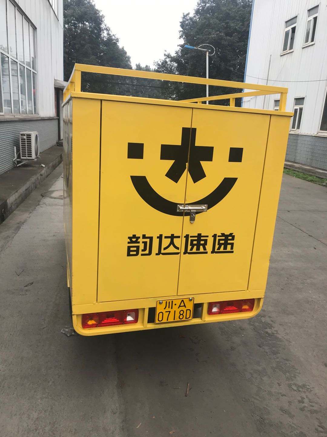 快递车被追尾起火49吨包裹全烧光 快递车起火是哪家快递公司 快递车被追尾起火49吨包裹全烧光 快递车起火是哪家快递公司