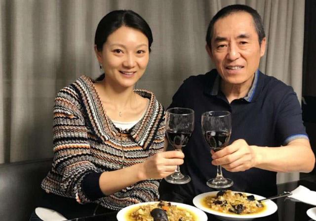 张艺谋妻子首度回应急售豪宅 张艺谋妻子晒全家福
