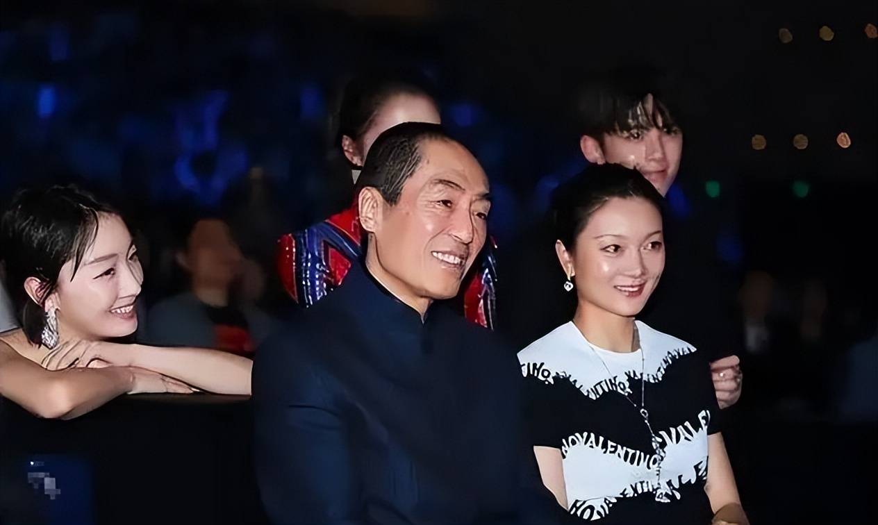 张艺谋妻子首度回应急售豪宅 张艺谋妻子晒全家福 张艺谋妻子首度回应急售豪宅 张艺谋妻子晒全家福