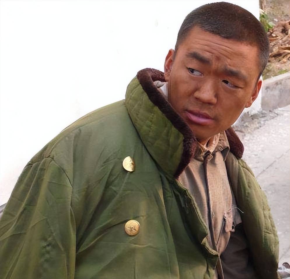 王宝强绿帽子 王宝强戴绿色帽子 