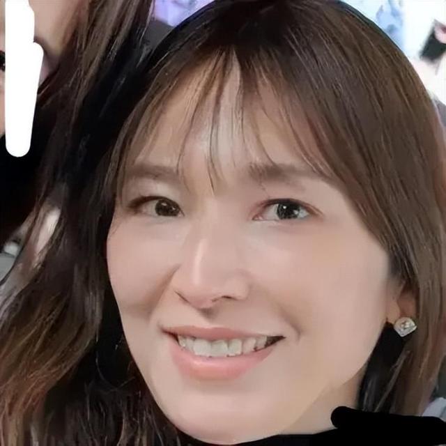 吴佩慈晒照庆43岁生日 吴佩慈团体简历照片 