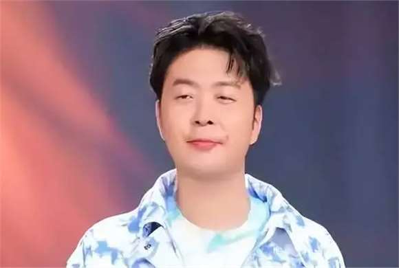 杜海涛下跪 杜海涛跪着给韩国人颁奖 杜海涛下跪 杜海涛跪着给韩国人颁奖