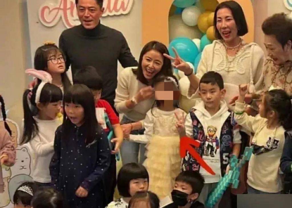 林心如一家四口照片 林心如的家庭成员 林心如一家四口照片 林心如的家庭成员