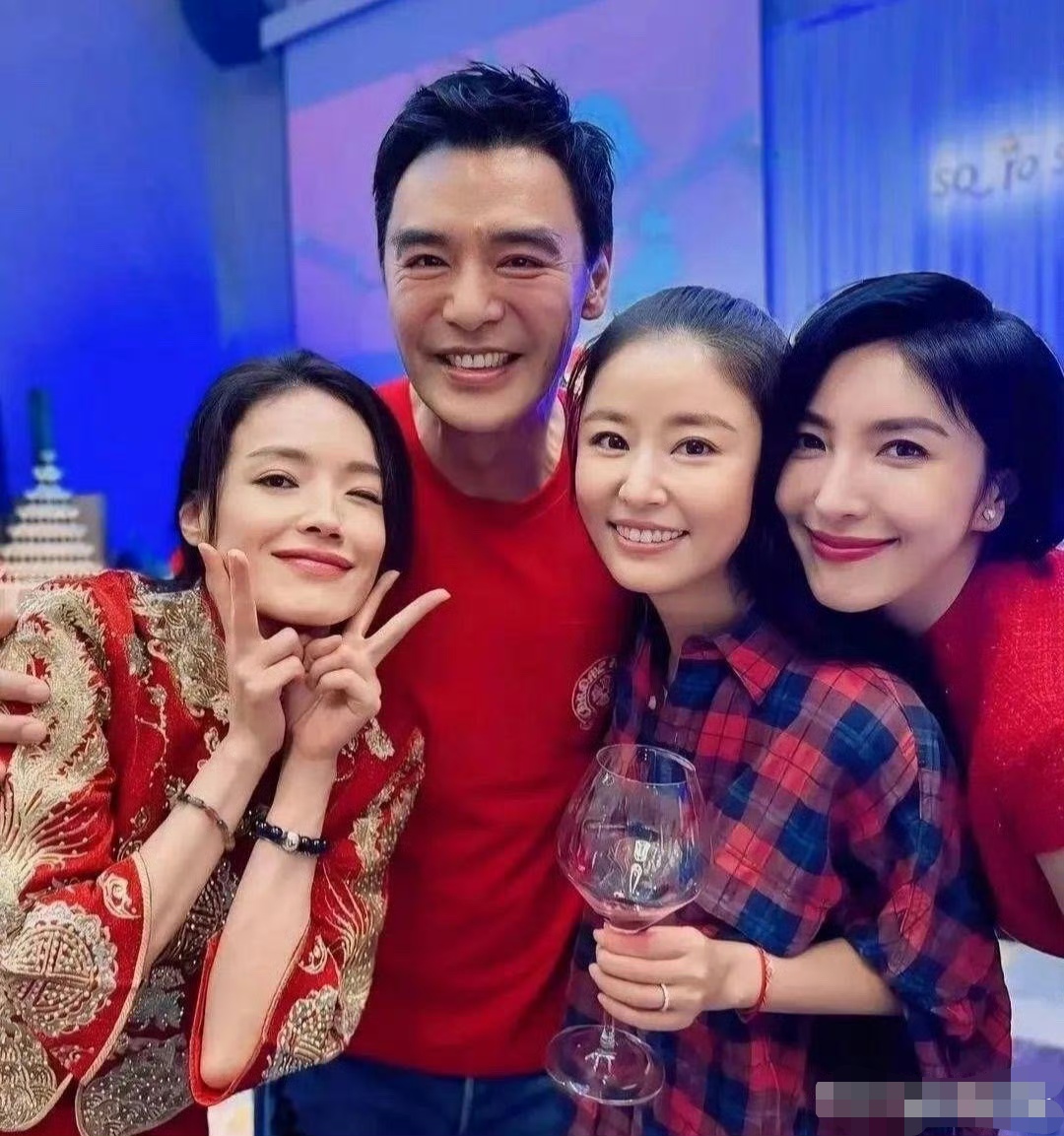 林心如一家四口照片 林心如的家庭成员 林心如一家四口照片 林心如的家庭成员